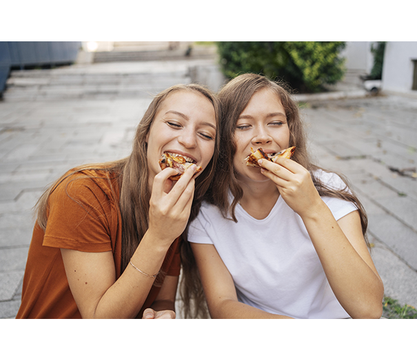 comiendo-pizza-italian-friends